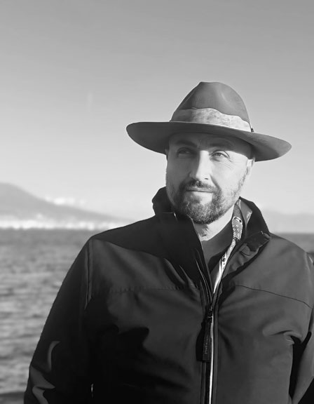 Marco Cavallo uomo sorridente con in dosso un cappello